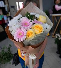 Букет цветов из:  Герберы, Розы и Хризантемы в Новоульяновске