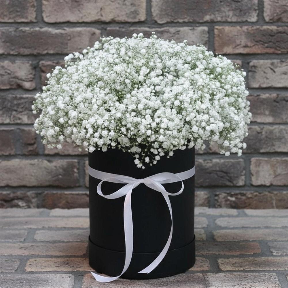 Цветочная композиция из Гипсофила в шляпной коробке в Новоульяновске