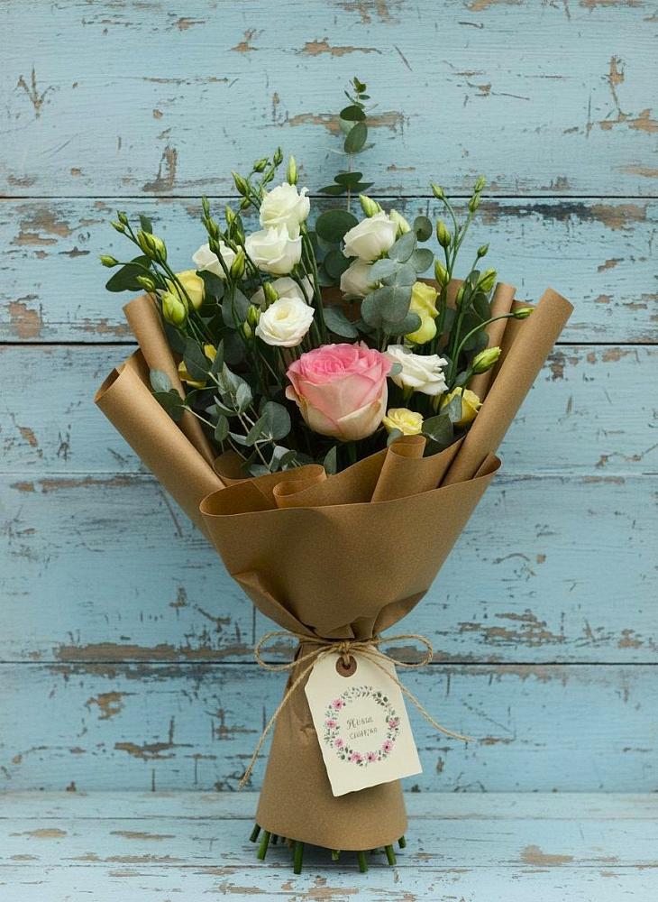 Букет цветов из: Розы и Лизиантусы в Новоульяновске