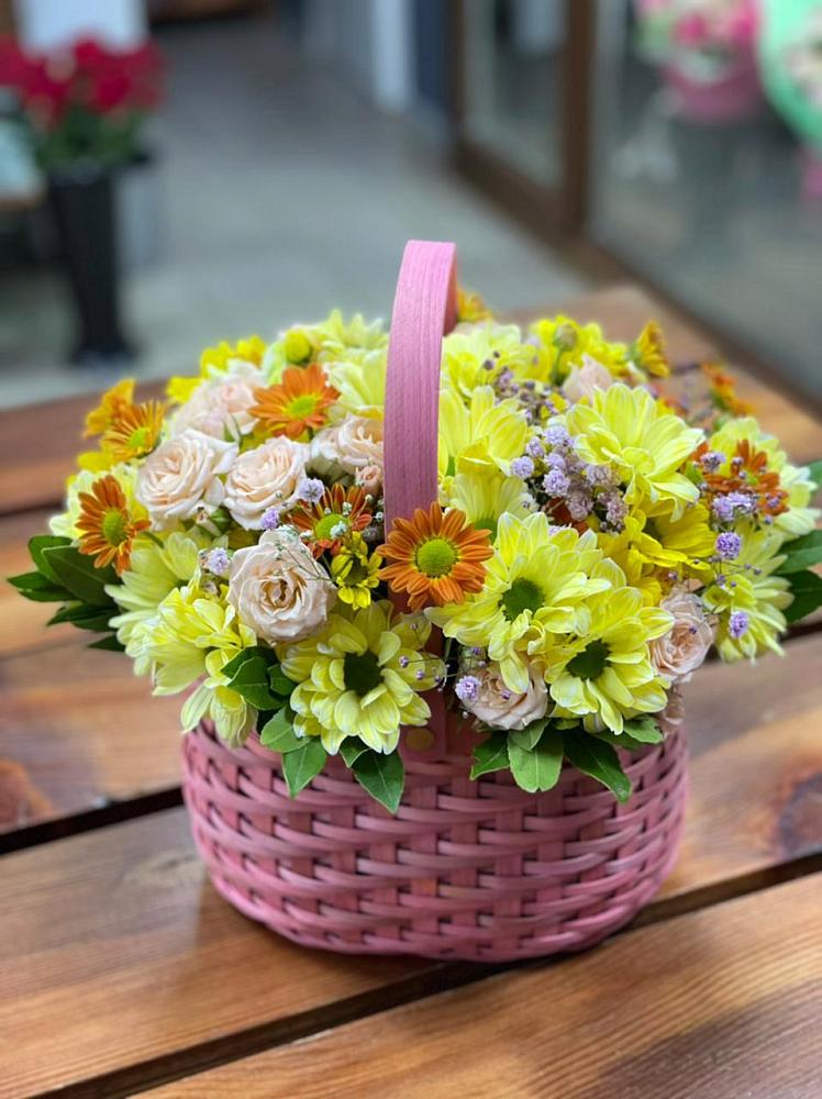 Цветочная композиция из Хризантемы и Розы в корзине в Новоульяновске