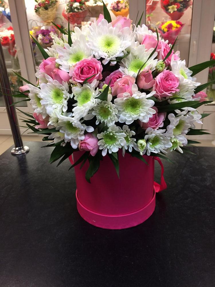 Цветочная композиция из Розы и Хризантемы в шляпной коробке в Новоульяновске