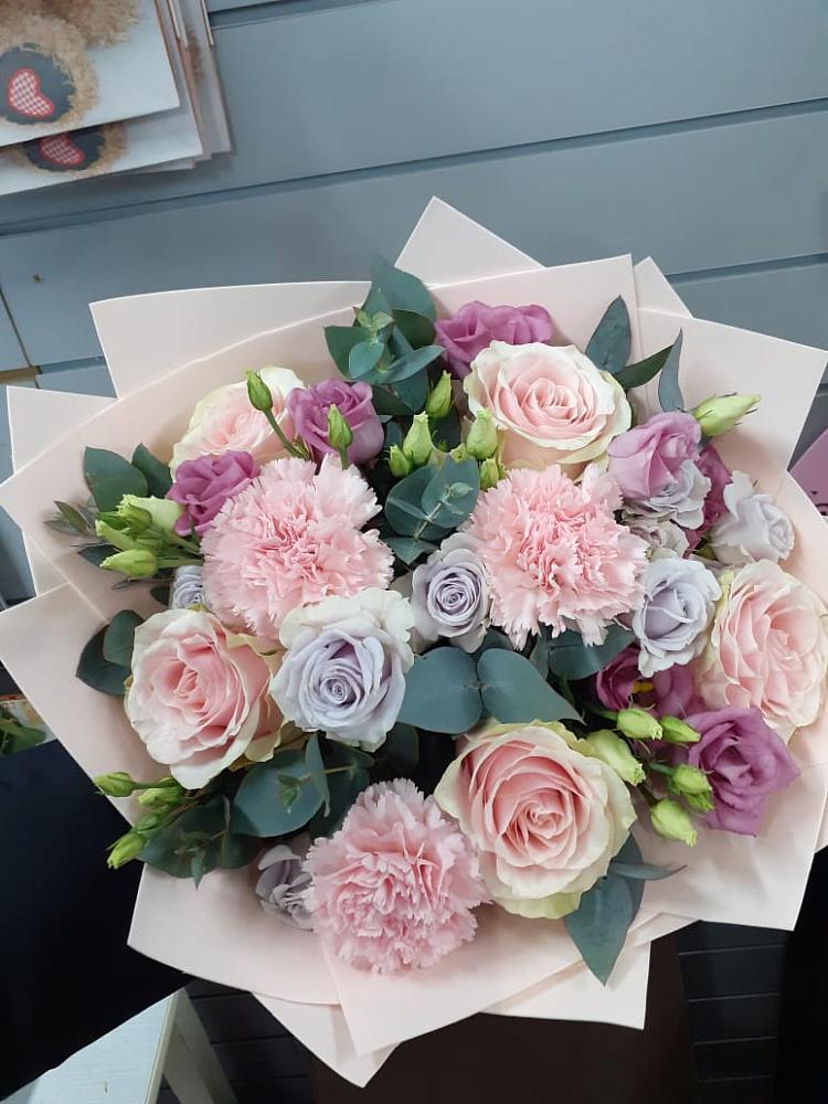 Букет цветов из: Розы, Гвоздики и Лизиантусы в Новоульяновске