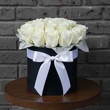 Цветочная композиция из Розы в шляпной коробке в Новоульяновске